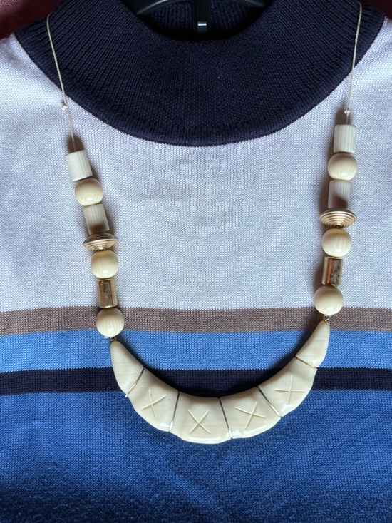 Vintage Jewelry - Vintage White and Gold beaded Necklace- Statement necklace